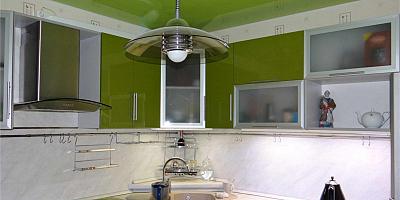 Глянцевый цветной потолок на кухню 7 кв.м